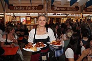 Gut die Verpflegung im Festzelt Lanzl (©Foto: Martin Schmitz)